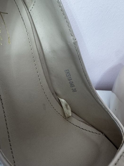 Бежови обувки на висок ток