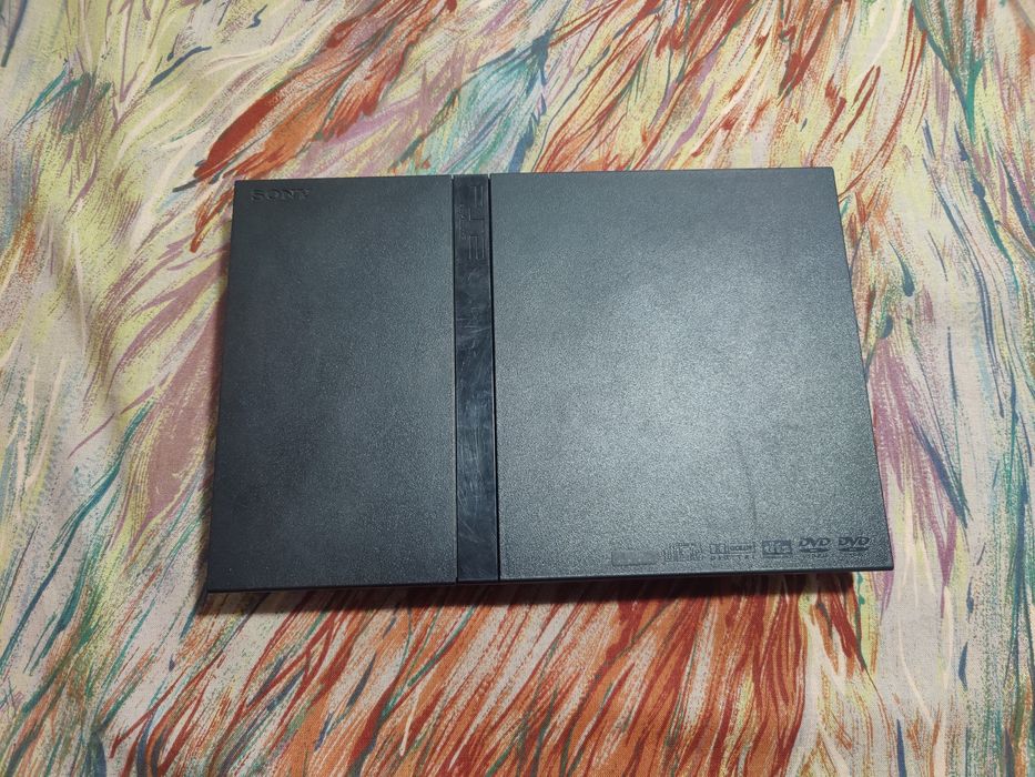 Vând PlayStation 2 slim modat cu 2 controllere.