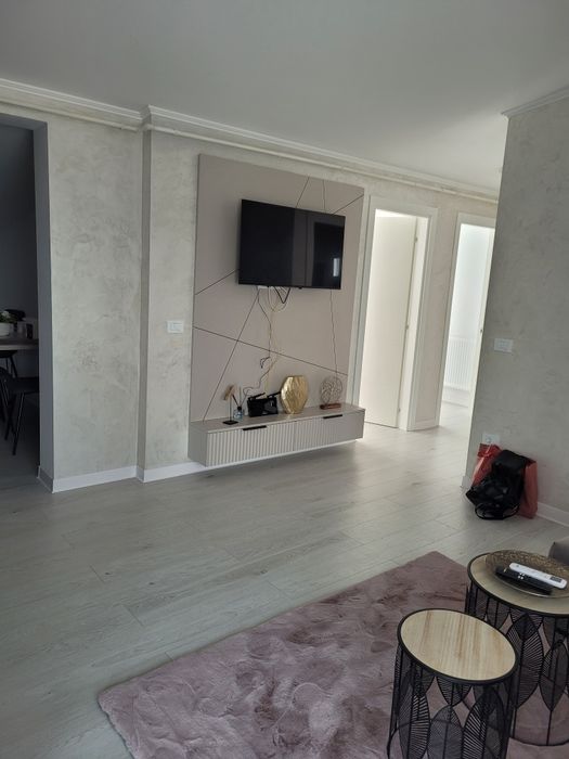 Persoana fizica închiriez apartament 3 camere