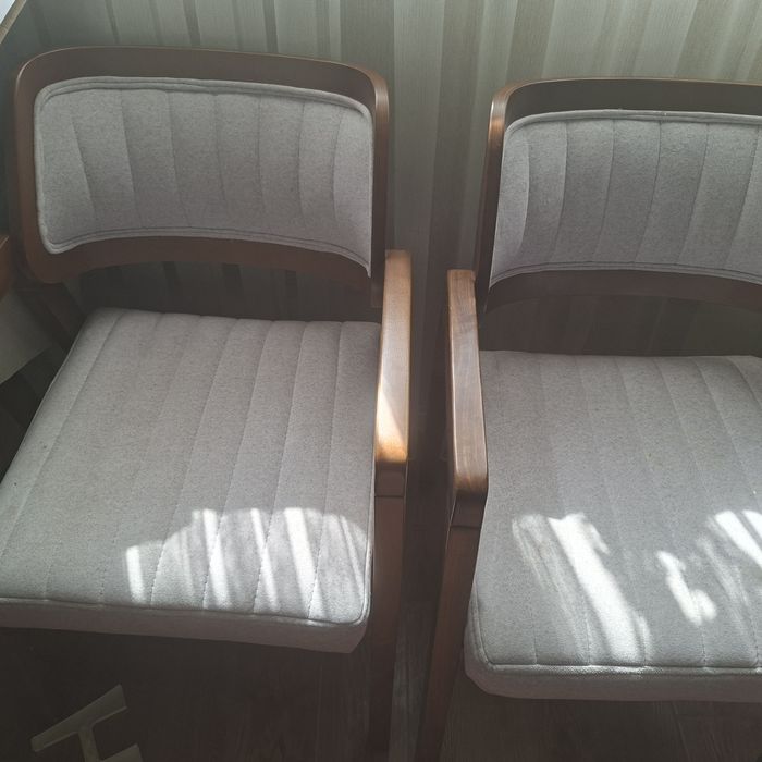 Продаётся стол и 4 стула