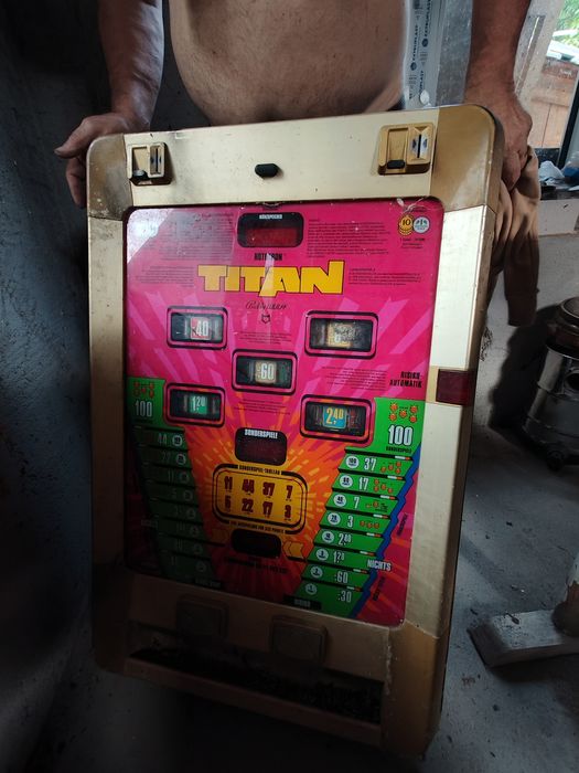 Machina de joc tip slot  Titan