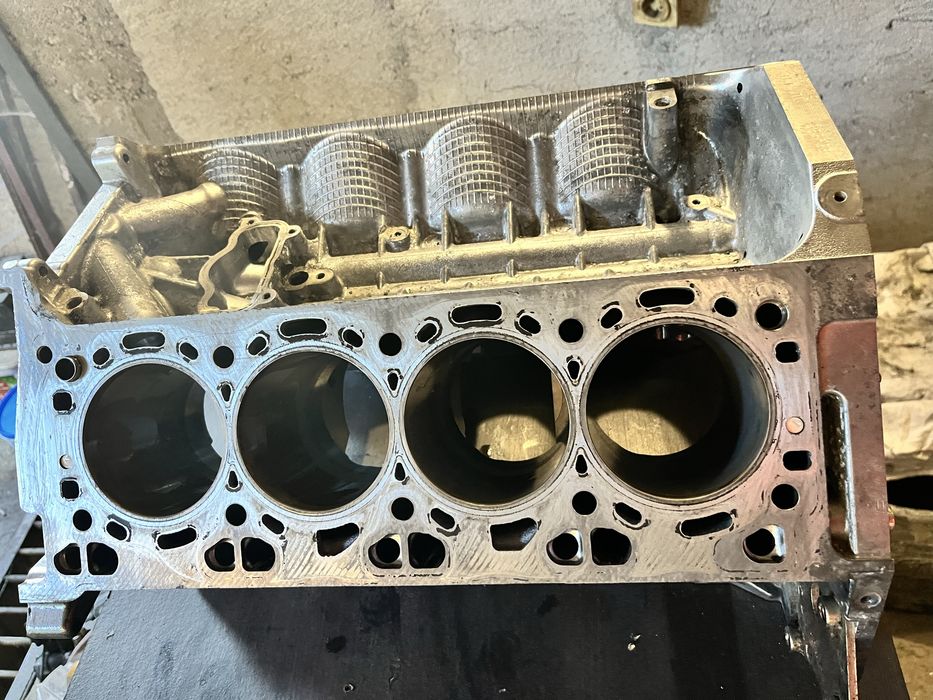 BMW N63B44B цилиндров блок 4.4 V8 BiTurbo