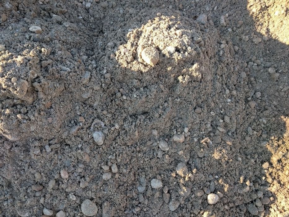 Транспортирам и Продавам Пясък (речен и кариерски), и Чакъл.Извозване