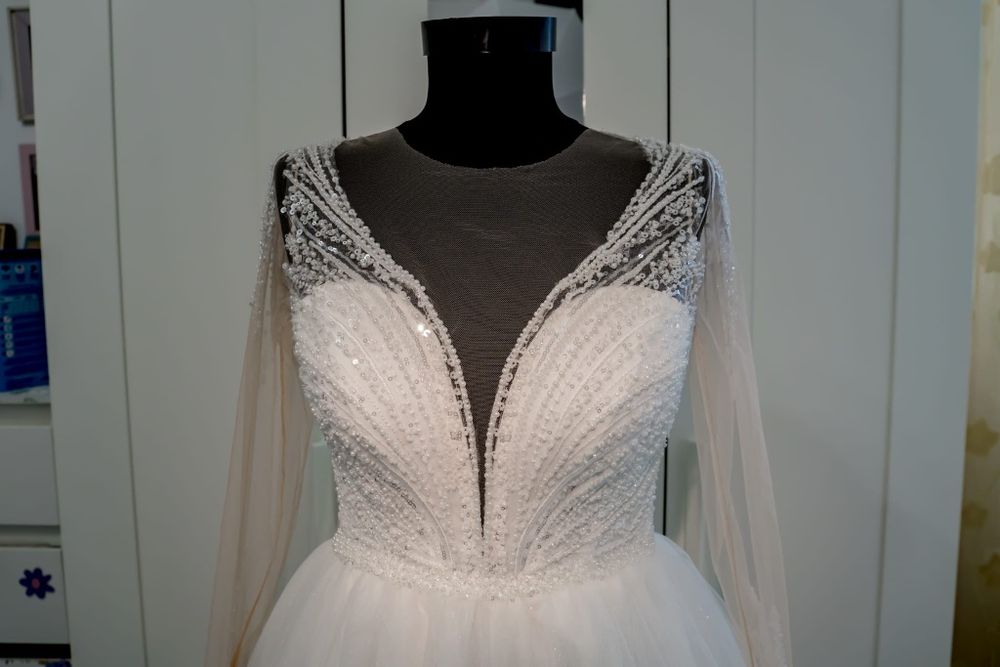 Vand rochie de mireasa  pe corset ofer la ea voal,jupa și cerc