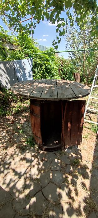 Butoi din  lemn masa cu ușa