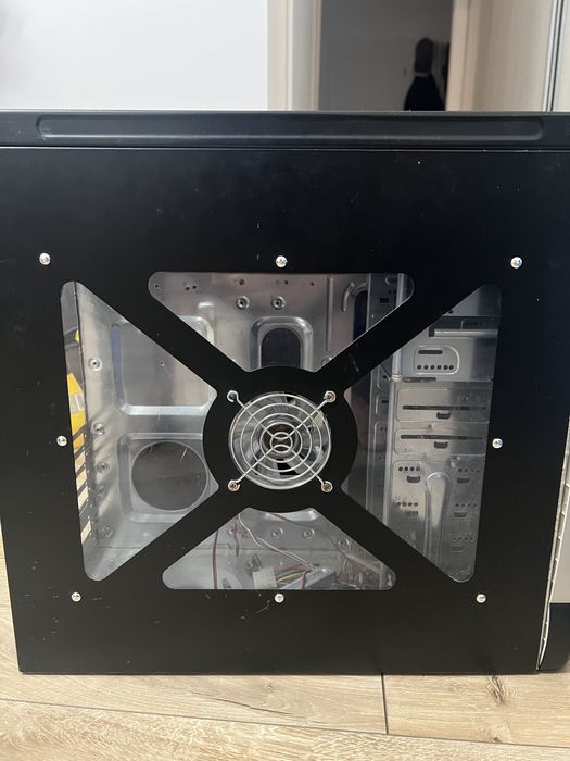 Carcasa PC cu CD Rom si fan inclus