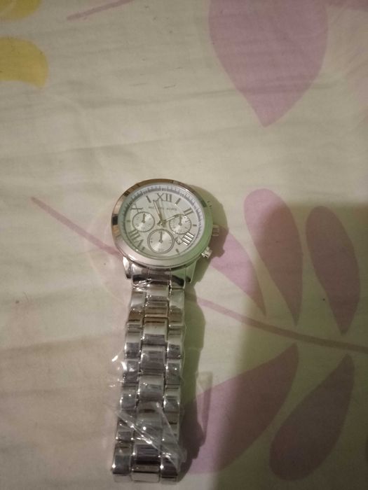 Страхотен часовник високо качество