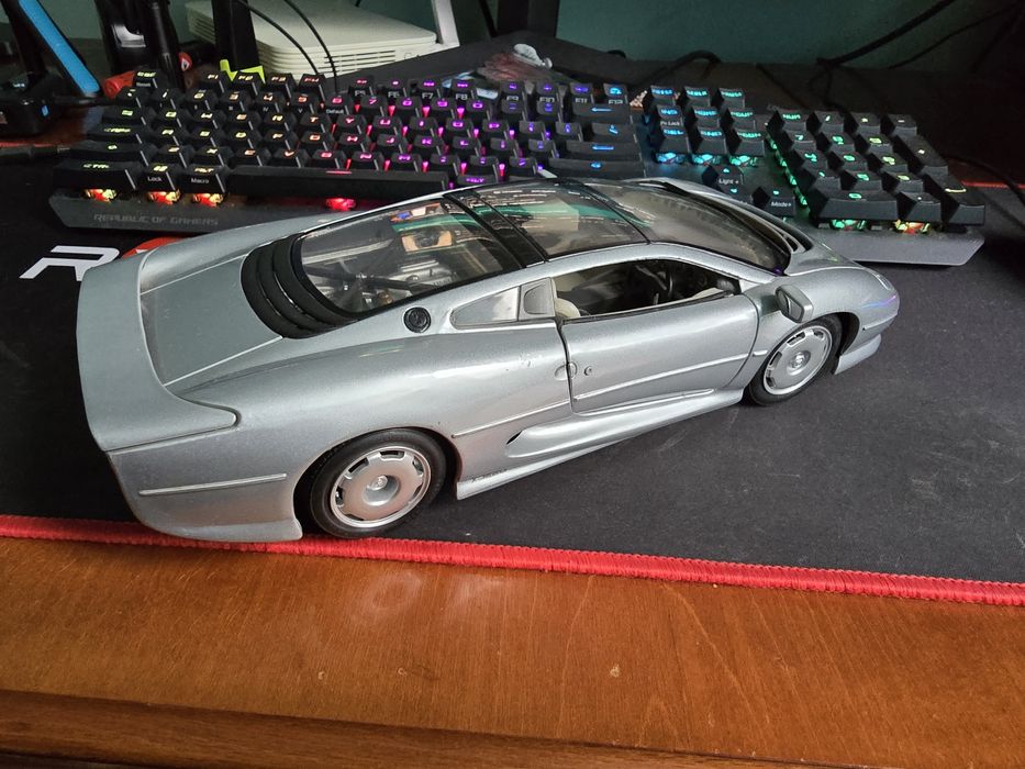 Macheta Jaguar XJ220 1:18