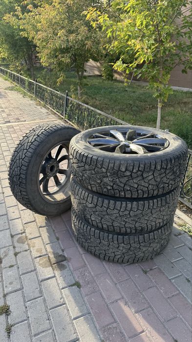 Продам комплект зимней резины 245/55/19