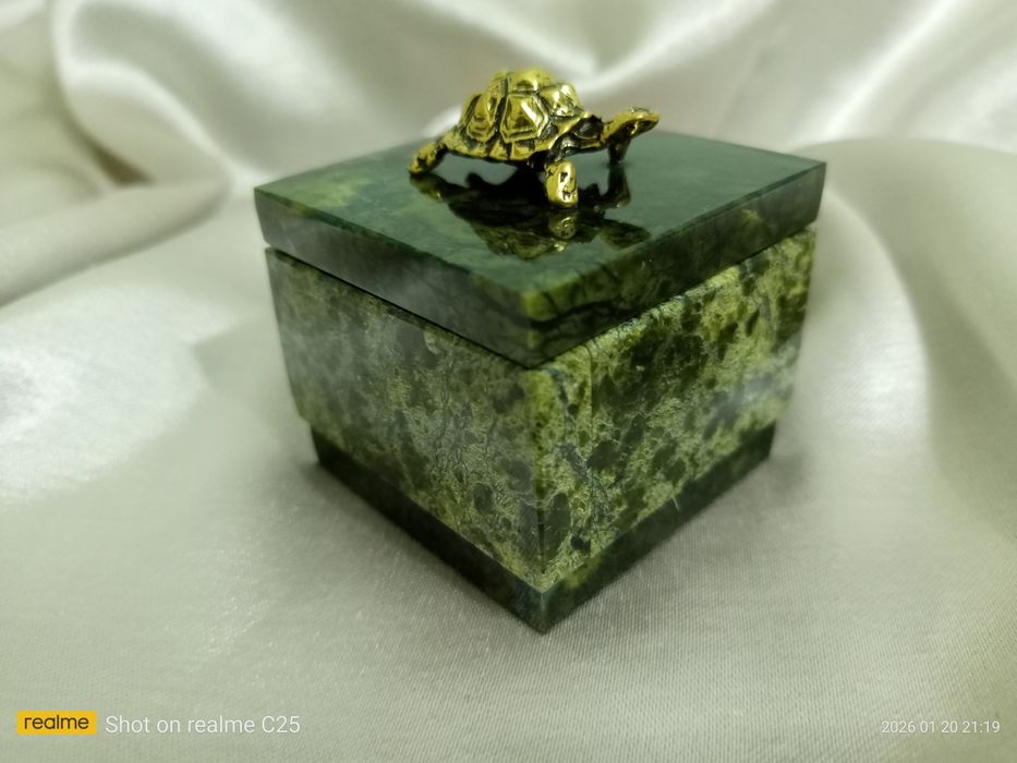 Шкатулка из змеевика.