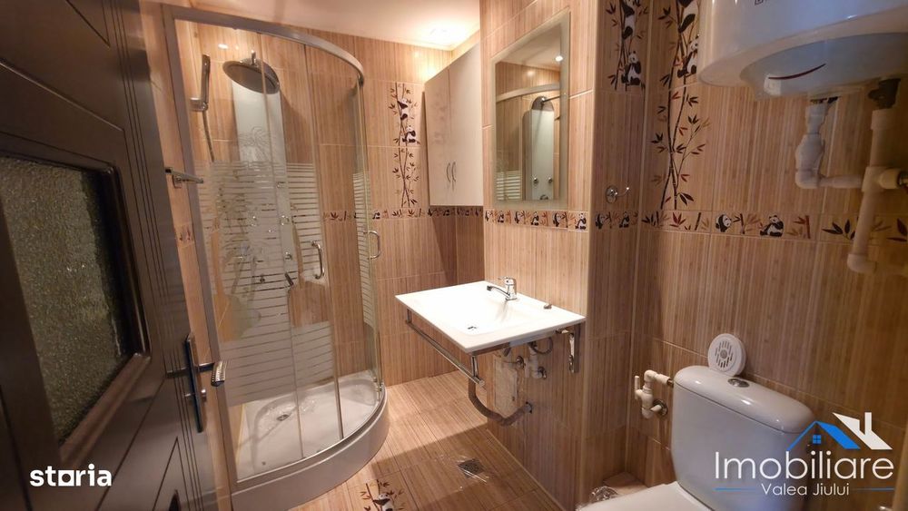Garsonieră modernă, complet renovată, etaj 2 – Lupeni | lângă Primărie