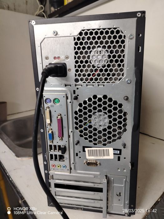 Компютър +монитор с мишка и клавиатура,четете до края