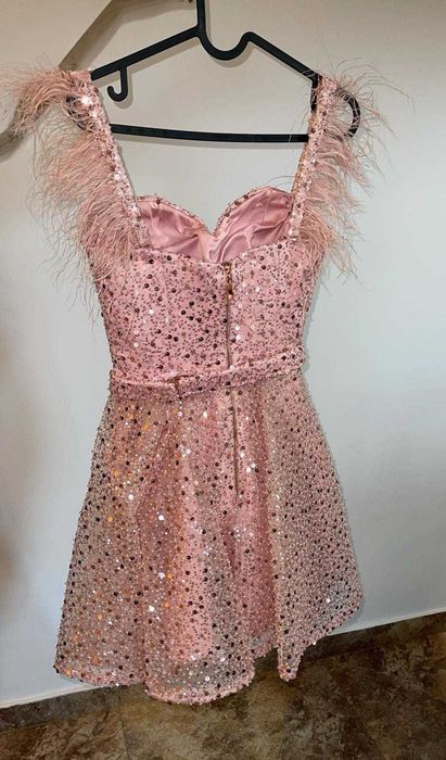 Rochie roz scurtă cu paiete și mărgele – elegantă, stare impecabilă