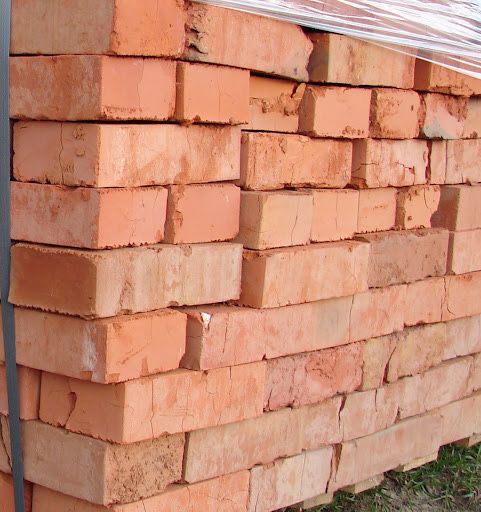 Поодам красный кирпич