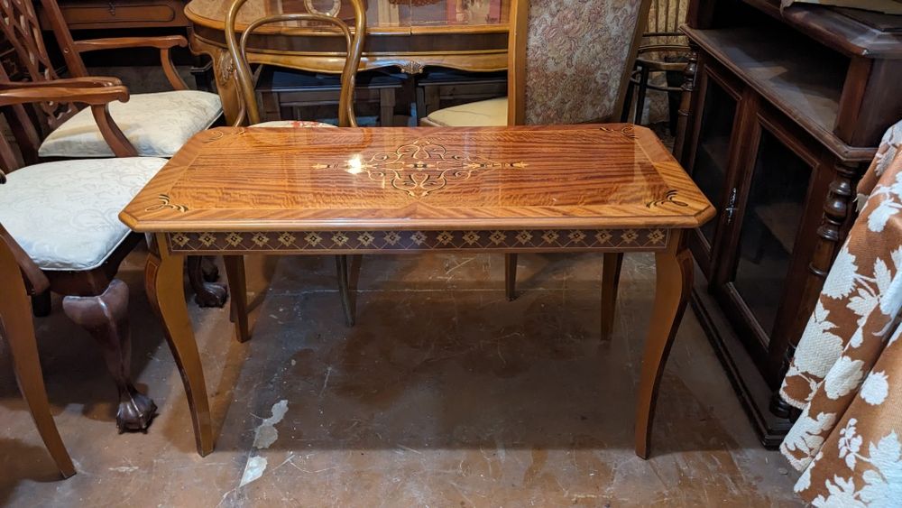 Румынский журнальный столик с инкрустацией в хорошем состоянии.