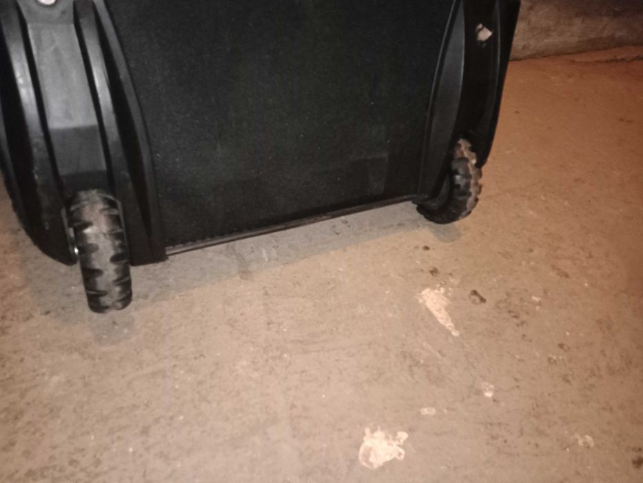 Troler  cu defect la fermoar