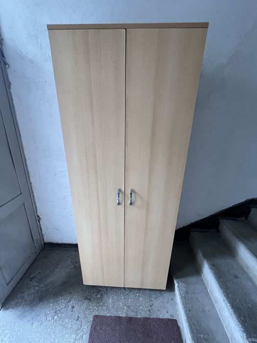 Dulap cu rafturi