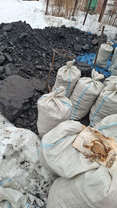 Уголь дрова в мешках.