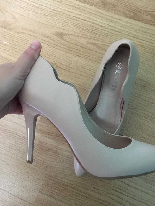 Обувки с висок ток