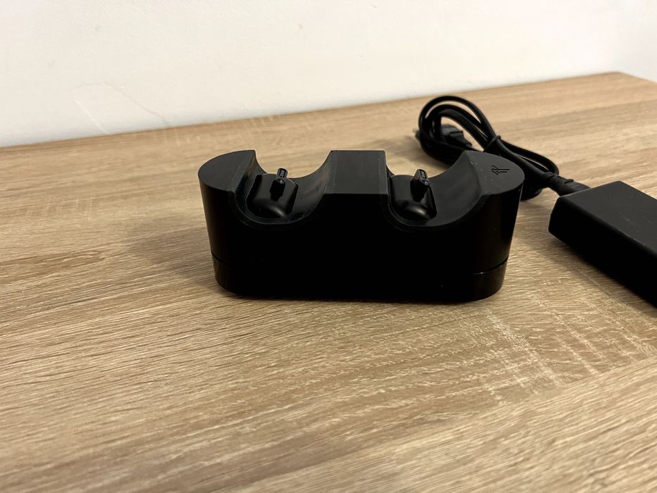 Stand Incarcare Original Playstation Pentru Controllere