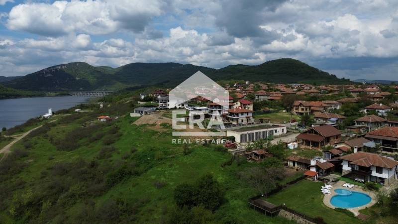Ексклузивен, голям, терасиран, поземлен имот за продажба, на брега на