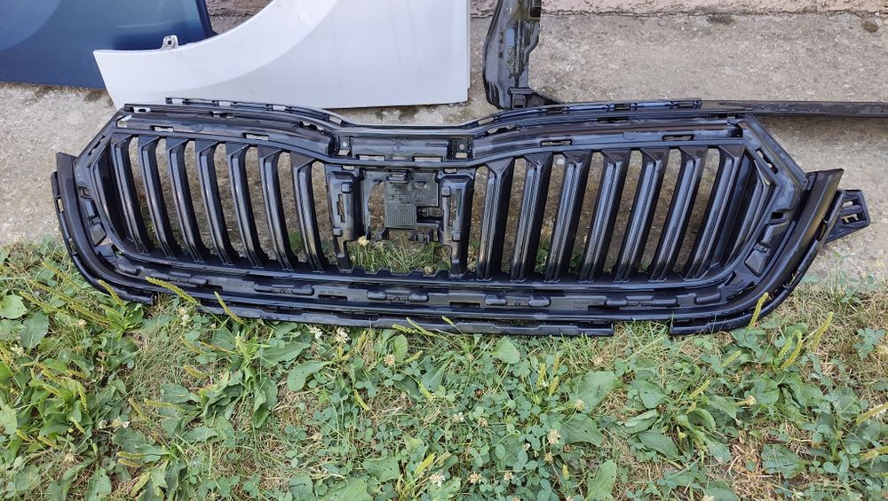 Trager aripa grila bara Skoda Octavia 4