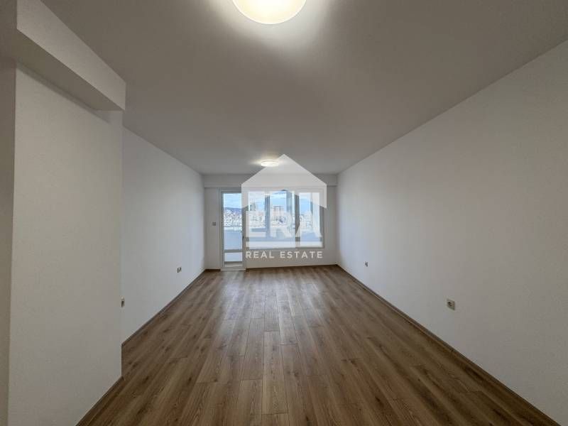 Тристаен (преустроен) апартамент за продажба след основен ремонт, райо