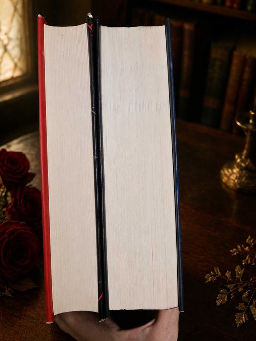 Seria ACOTAR 1-5, volumul 5 e in engleza