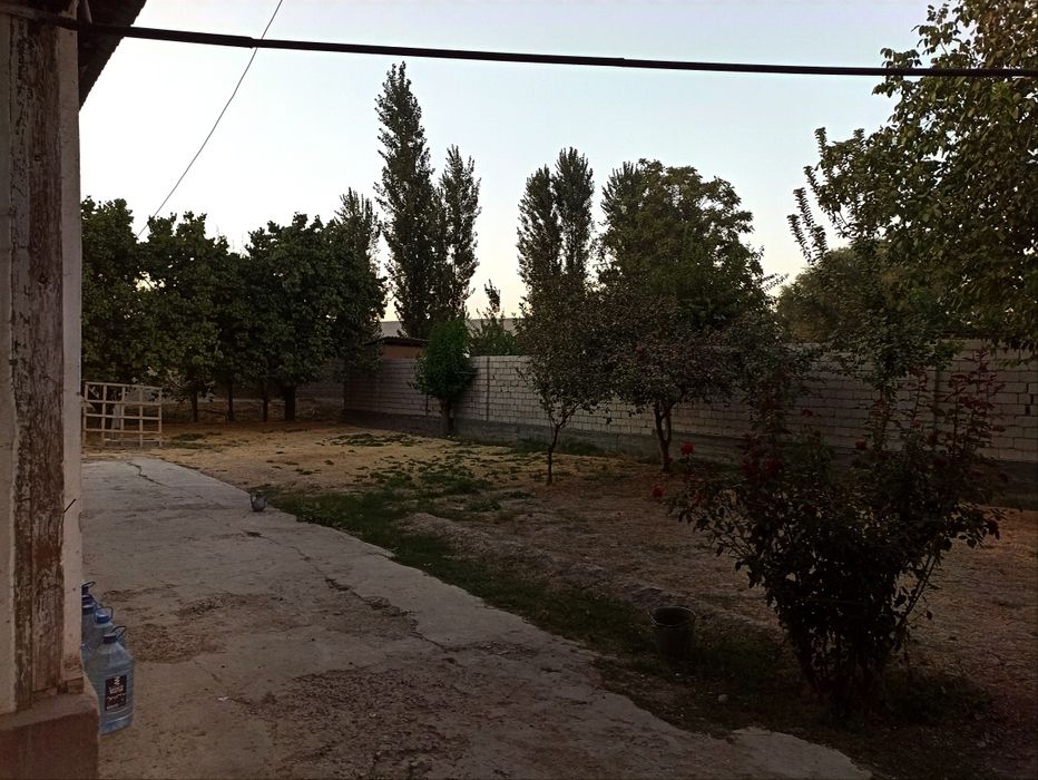 Уй сотилади. 8 соток. Сергели ва Янгихаёт га якин. Ор. Лайлак махал