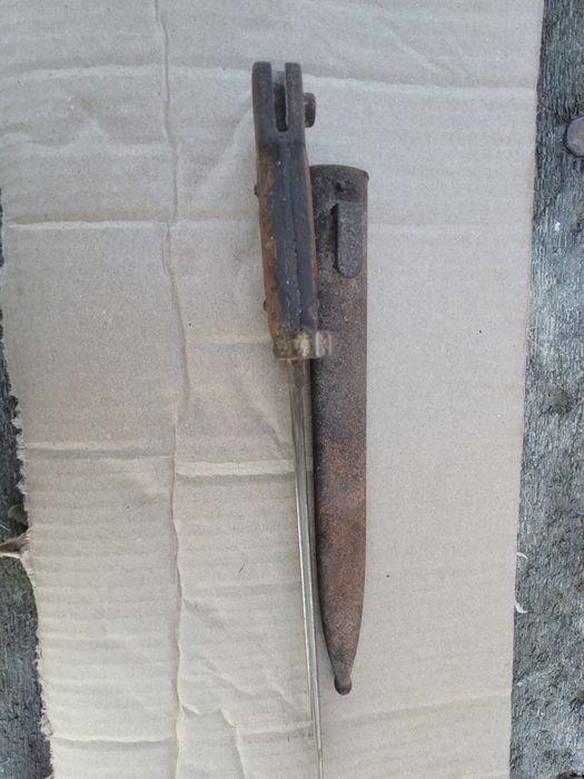 Baioneta germană primul război mondial și lampă folosita în mină Elba