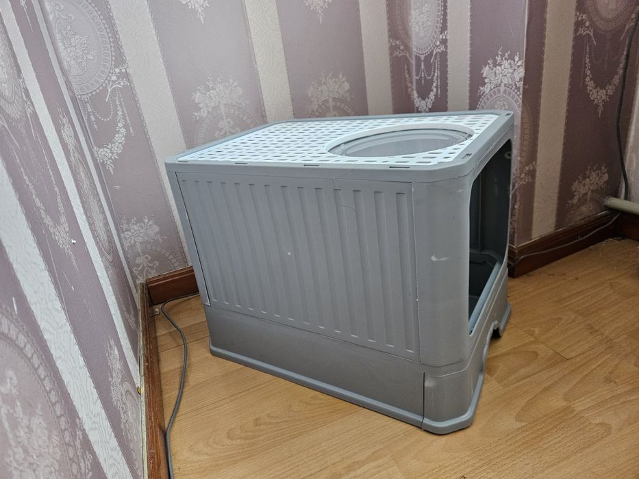 Продам кошачий лоток(туалет-домик)