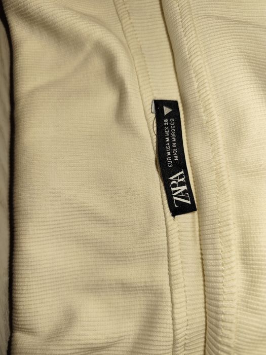 Top Zara cu umerii goi