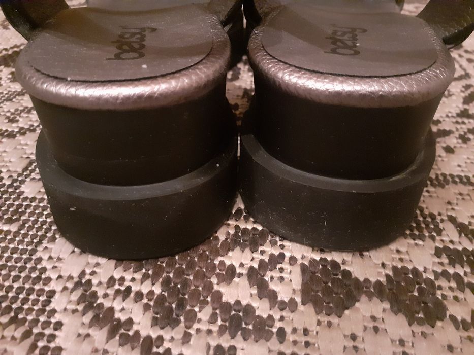 Срочно продам босоножки