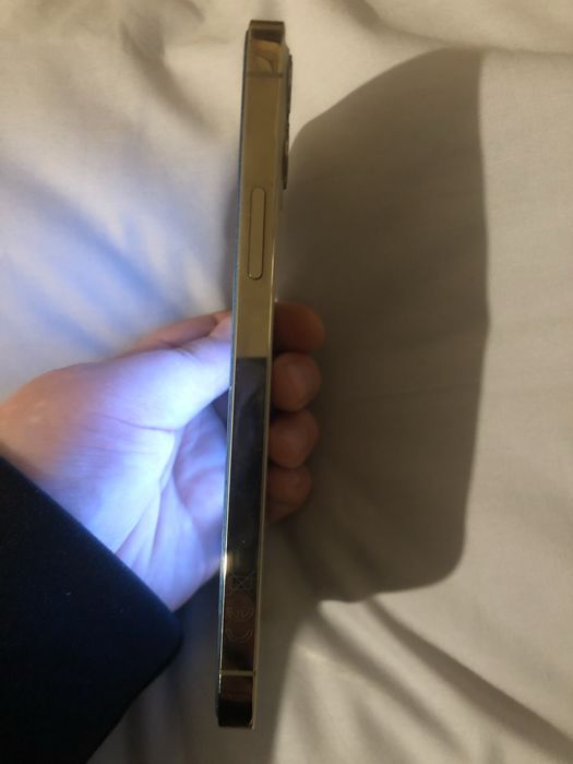 Apple iPhone 12 Pro, цвят Gold, в добро състояние.