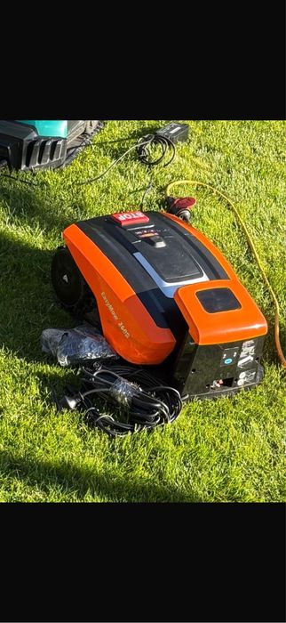 Robot tuns gazon iarba
