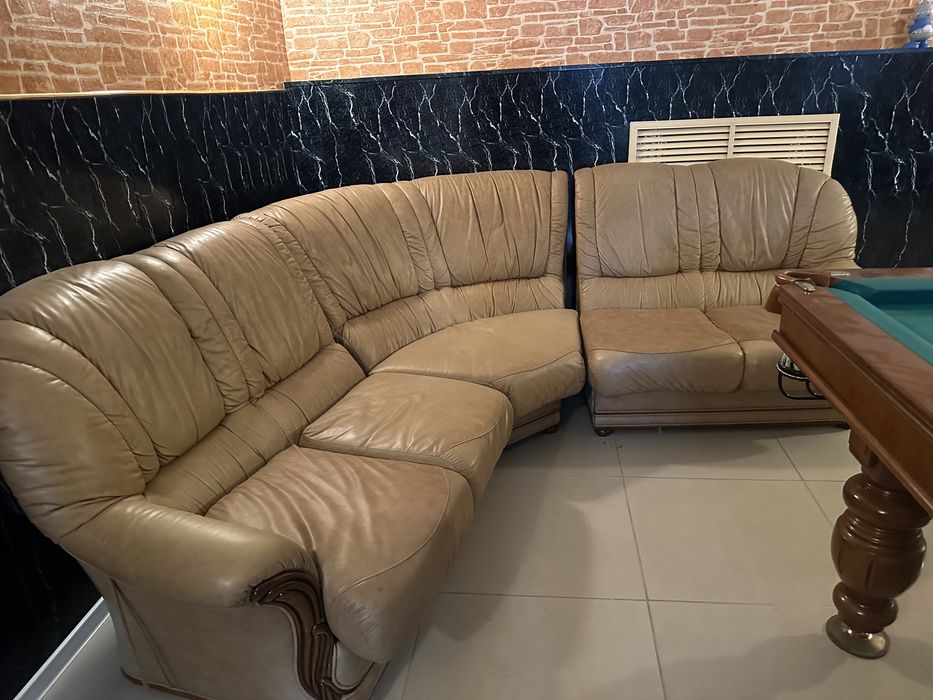 Продам кожанный диван углавой