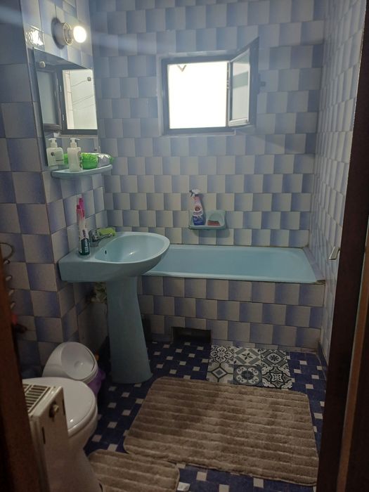 Inchiriez apartament 3 camere decomandat , confort 1, etaj 1/4, Pitesti , zona centrala..  De preferat eleve / studente.
