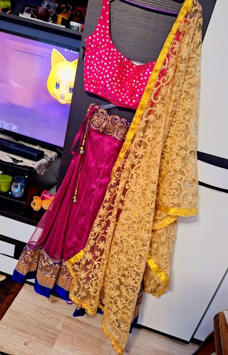 Lehenga choli/ anarkali/ sari