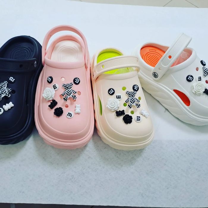 Продам кроксы, сланцы женские