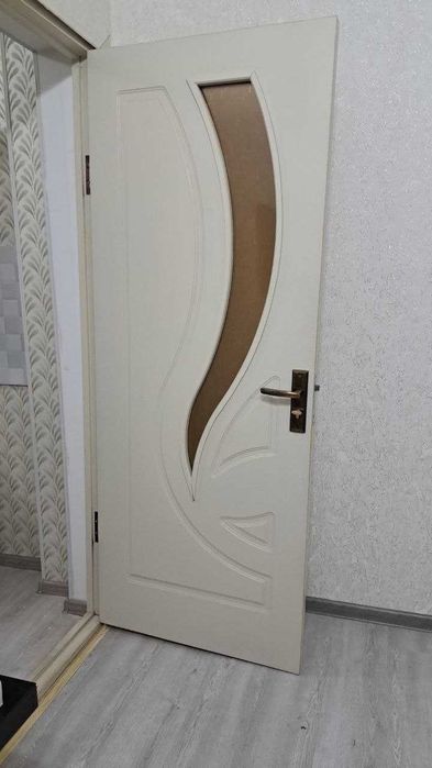 Двери 3 одинаковых и 1 для ванны по 150.000