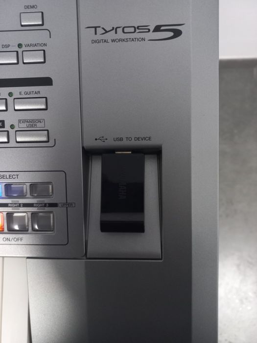 Vând Yamaha Tyros 5  61 clape