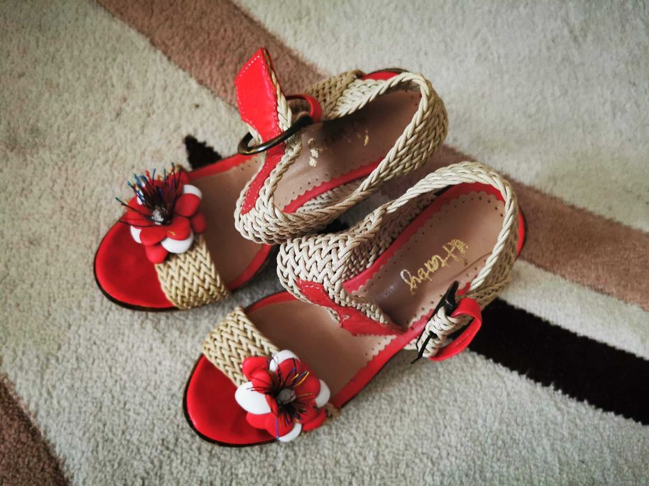 Високи елегантни сандали