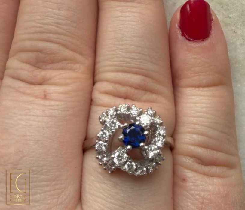 Inel din aur alb, decorat cu safir anturat de diamante