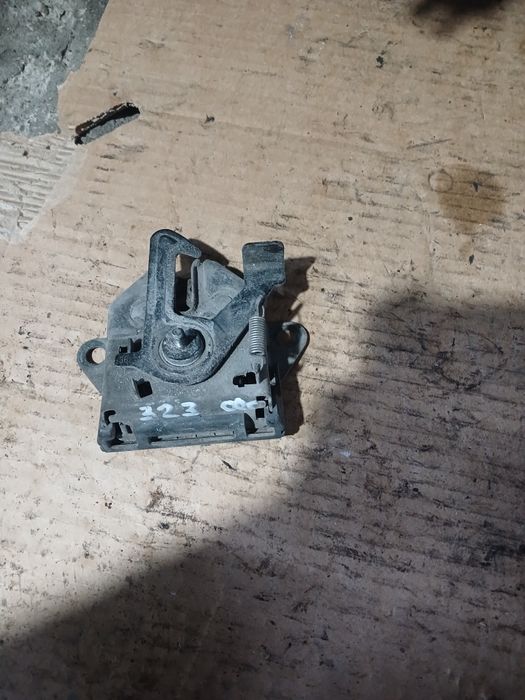 Замок капота Мазда 323 на 2000г