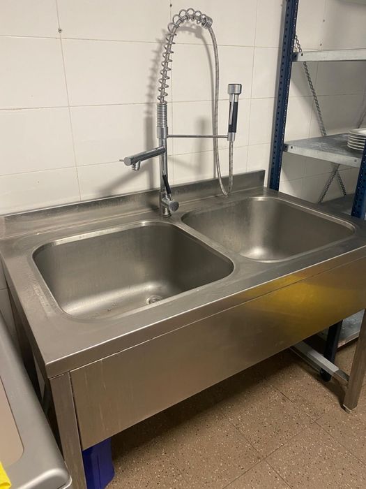 Cuptor, mese , vitrină chiuvete horeca
