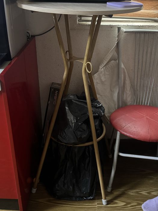 Стулья и столы.