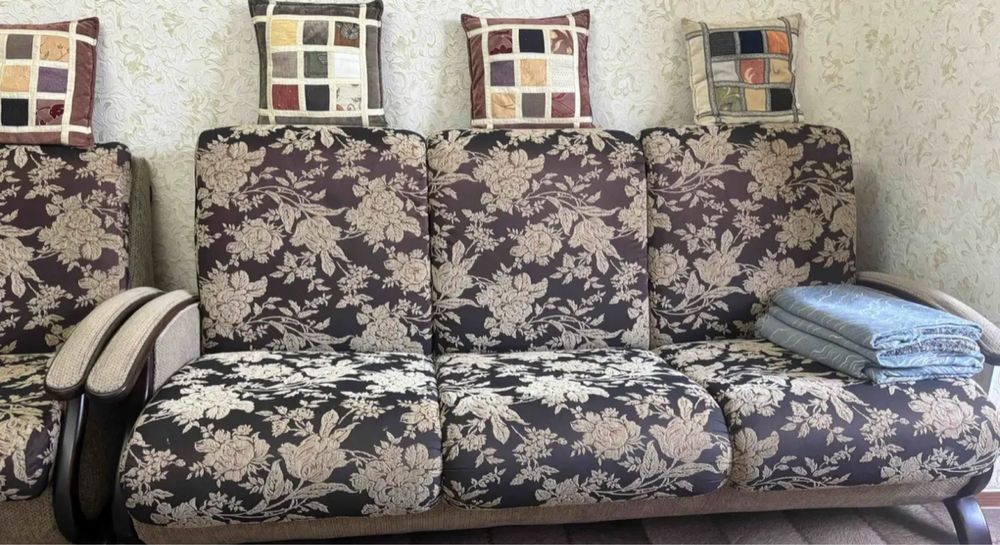 Срочно продается раскладной диван с креслами