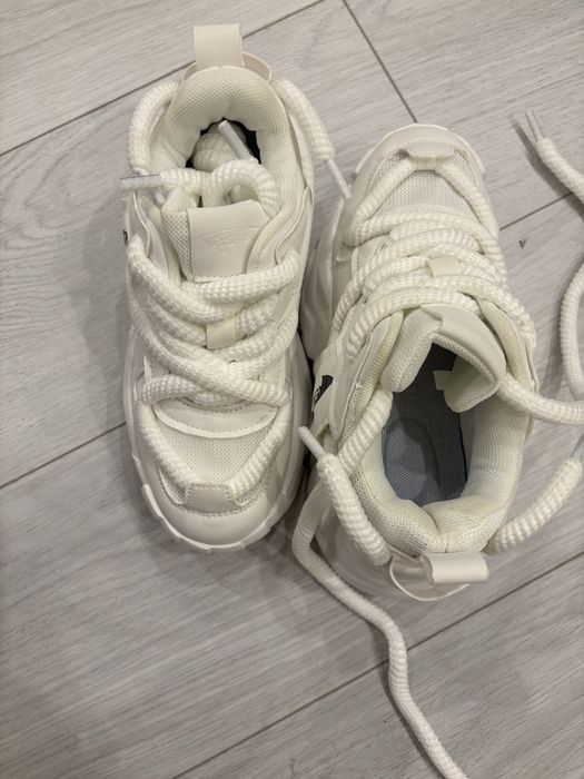 Чисто Нови обувки 20€