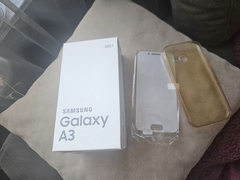 Телефон Samsung Galaxy A3 2017