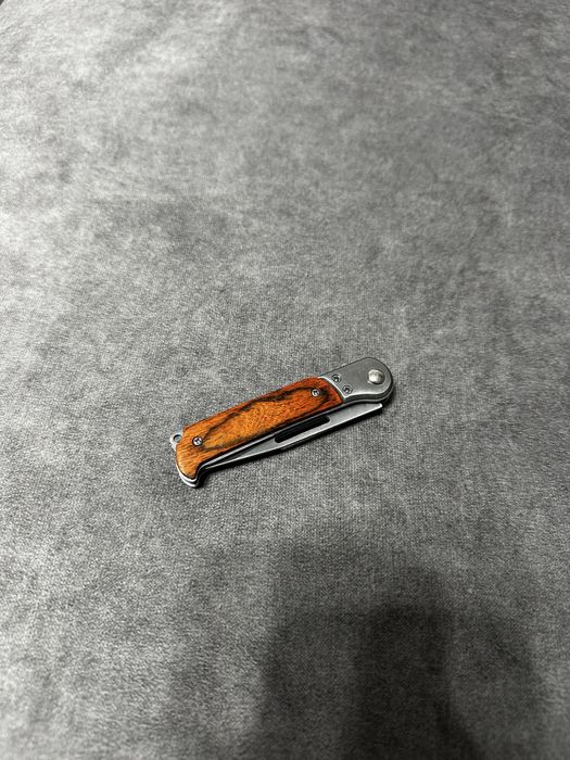 Briceag de buzunar elegant - maner cu insertie de lemn, lama ascutita